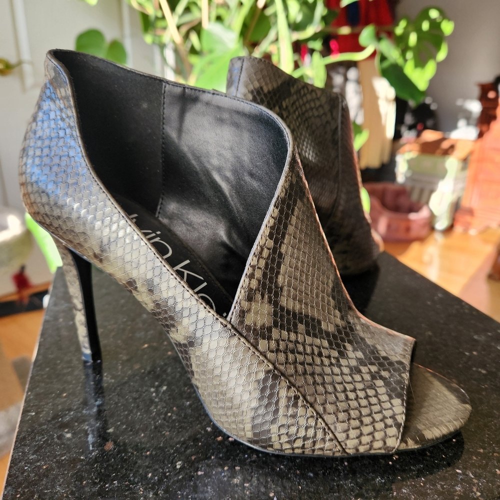 Calvin Klein Natassia Faux Snakeskin Peep Toe Heels Size 9